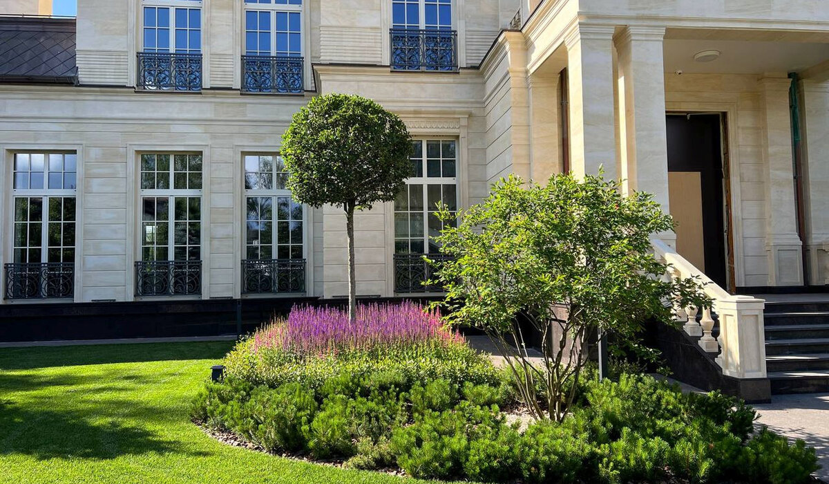 Razdory 2–3 Estate Gardens